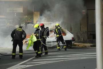 Arde un coche en la calle Poeta Pablo Neruda de Los Llanos de Telde/Eugenio Artiles y TA.